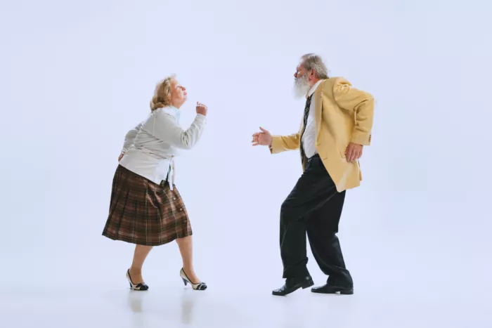 Két nyugdíjas örömében táncol mert időben kötöttek életbiztosítást
