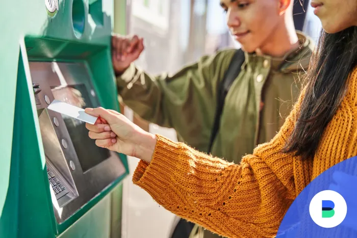 Fiatalok vesznek ki pénzt az ATM-ből