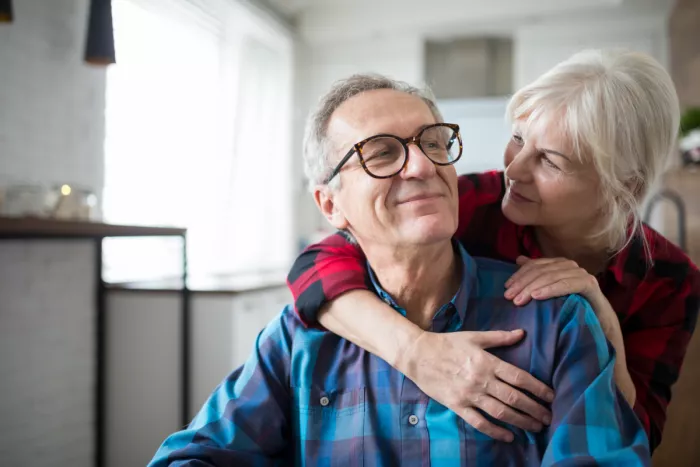 Középkorú házaspár nyugdíjmegakarításokról beszél