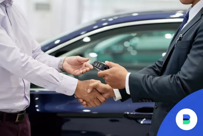 Nyereménybetét tulajdonos kézfogás mellett átveszi az autót nyereményét